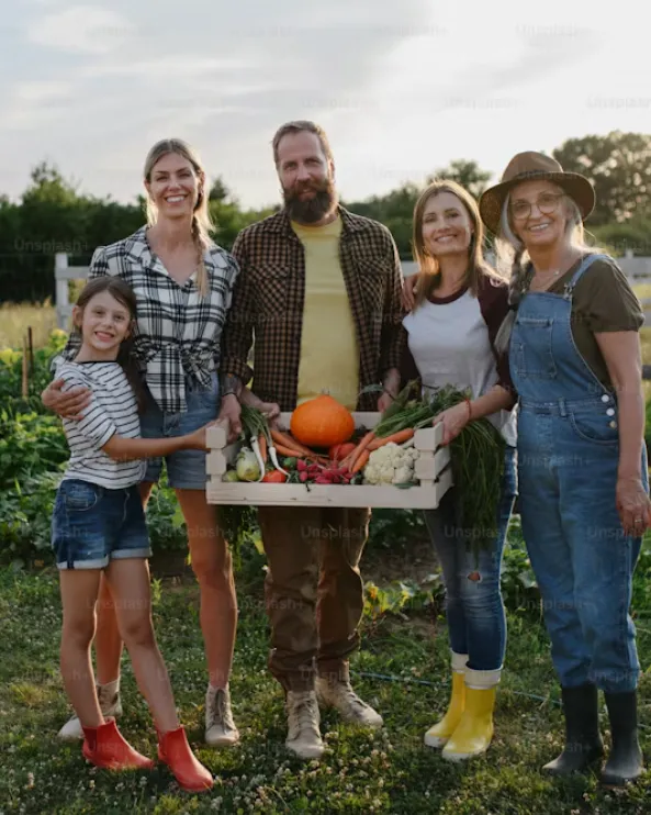 La famiglia Stefanoni nei campi dell’azienda