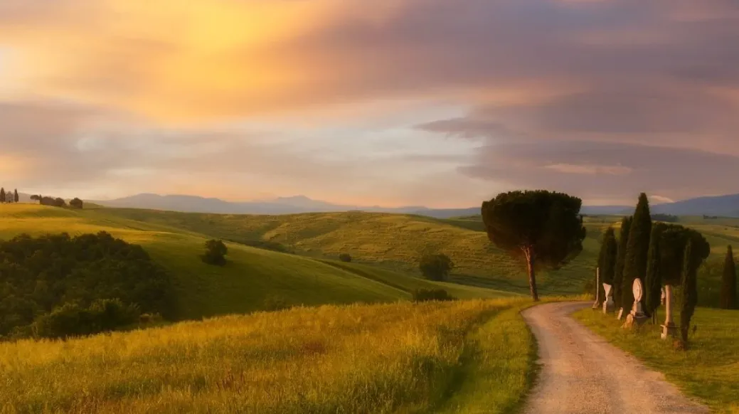Colline e campi della Tuscia al tramonto