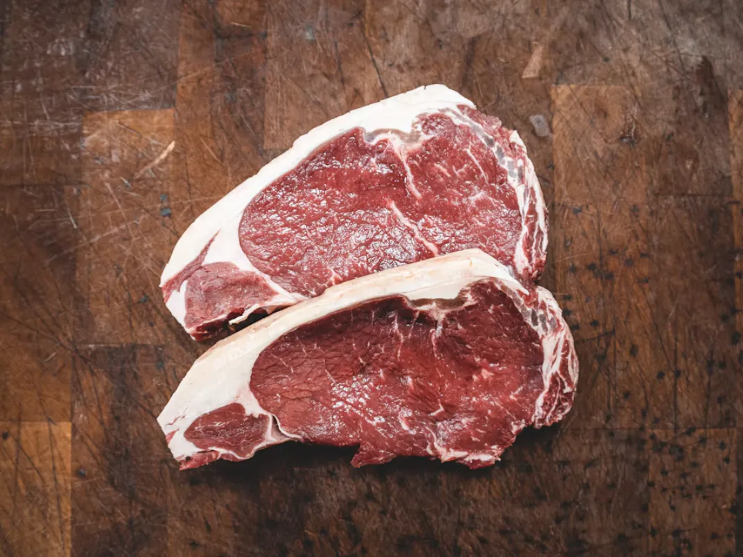 Tagli di carne fresca su tagliere di legno