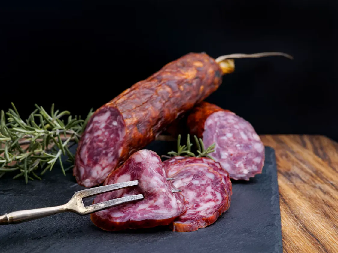 Salame artigianale affettato su tagliere
